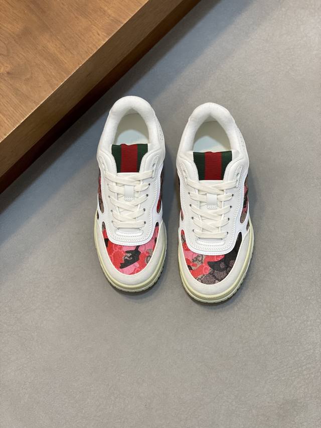 作为Sabato De Sarno为Gucci打造的首款运动鞋，Re-Web系列焕新演绎品牌经典条纹，以大胆不羁的别致细节衬映现代感十足的廓形设计。这款鞋履以白