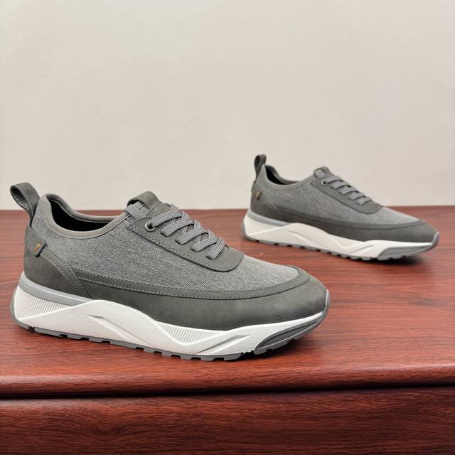 Santoni 圣东尼 意大利男士手工拼接休闲鞋！ 这个意大利纯手工鞋履品牌的每一双鞋设计简洁经典，上脚非常舒适百搭！用“新贵”来形容意大利鞋履品牌Santon