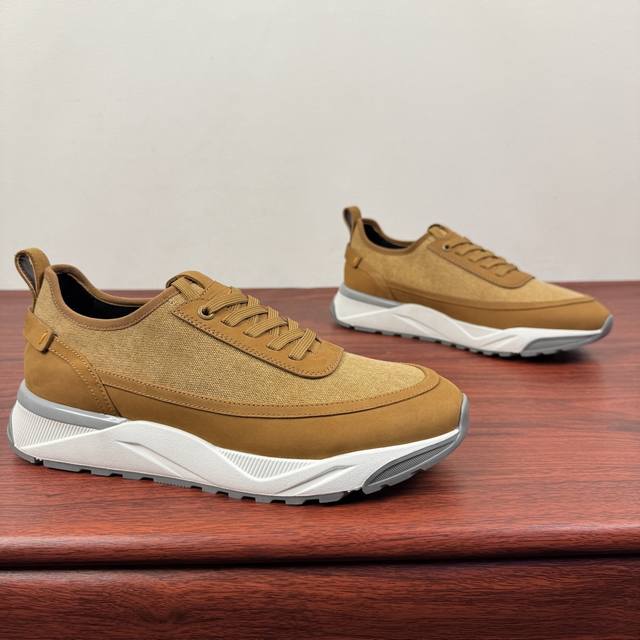 Santoni 圣东尼 意大利男士手工拼接休闲鞋！ 这个意大利纯手工鞋履品牌的每一双鞋设计简洁经典，上脚非常舒适百搭！用“新贵”来形容意大利鞋履品牌Santon