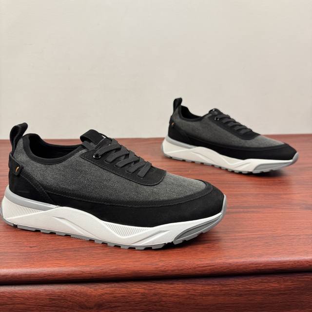 Santoni 圣东尼 意大利男士手工拼接休闲鞋！ 这个意大利纯手工鞋履品牌的每一双鞋设计简洁经典，上脚非常舒适百搭！用“新贵”来形容意大利鞋履品牌Santon