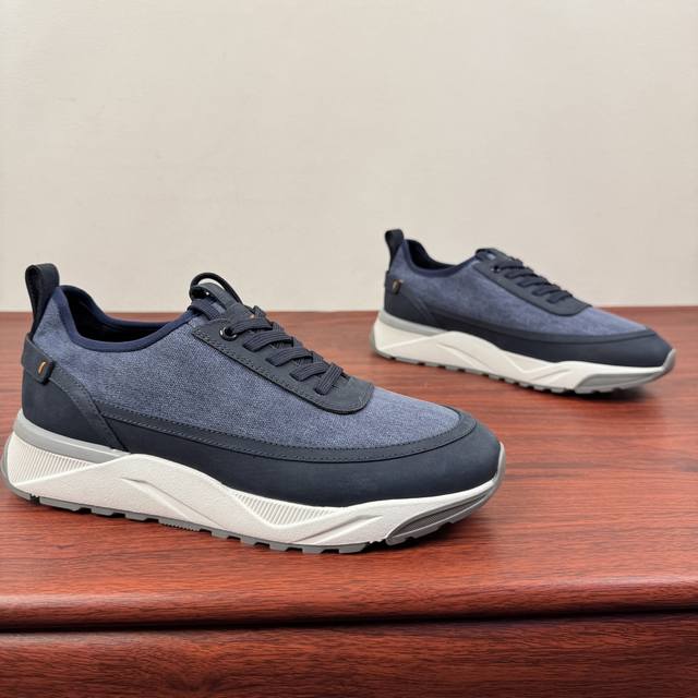 Santoni 圣东尼 意大利男士手工拼接休闲鞋！ 这个意大利纯手工鞋履品牌的每一双鞋设计简洁经典，上脚非常舒适百搭！用“新贵”来形容意大利鞋履品牌Santon