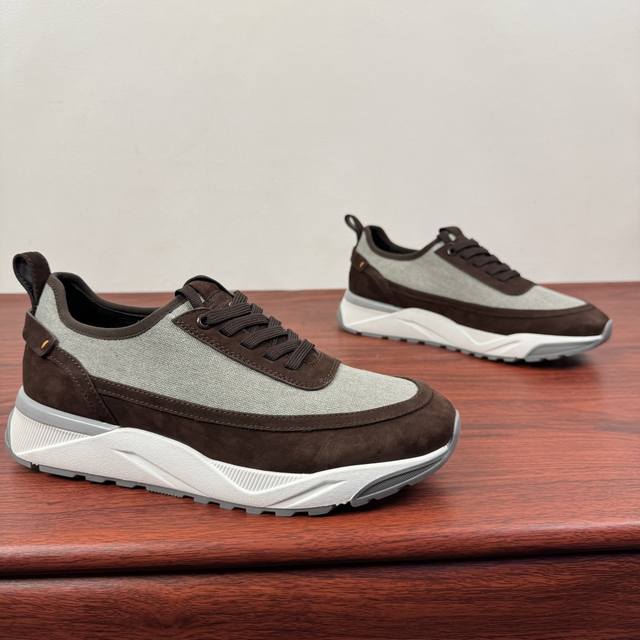 Santoni 圣东尼 意大利男士手工拼接休闲鞋！ 这个意大利纯手工鞋履品牌的每一双鞋设计简洁经典，上脚非常舒适百搭！用“新贵”来形容意大利鞋履品牌Santon