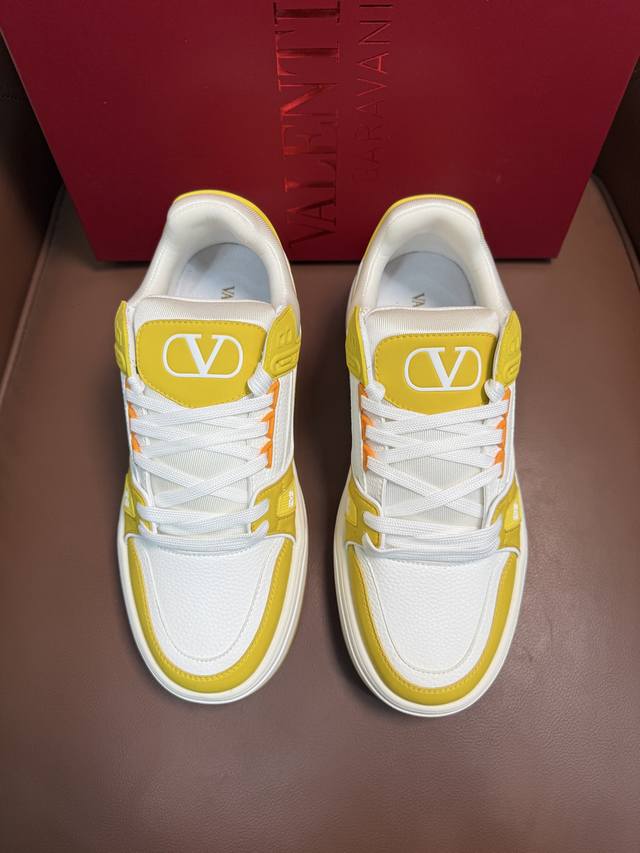 Valentin* 华伦天 情侣款厚底增高运动鞋，简约明快构造清爽新潮穿搭！衍缝格纹，打造瞩目朋克风格，考究皮质构塑和简洁轮廓，流畅的线条奠定酷感基调，是最经典