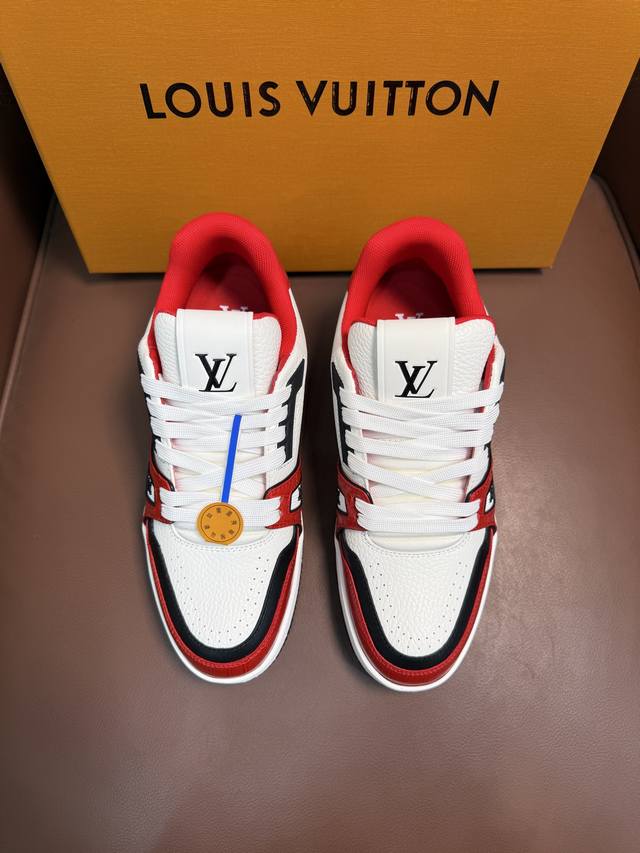 L家 Trainer 运动鞋 Size：35~41 .38~46 38.46定制 Trainer银色太吸睛啦 有女码哦，金角大王，银角大王 超级好穿 走了半天还