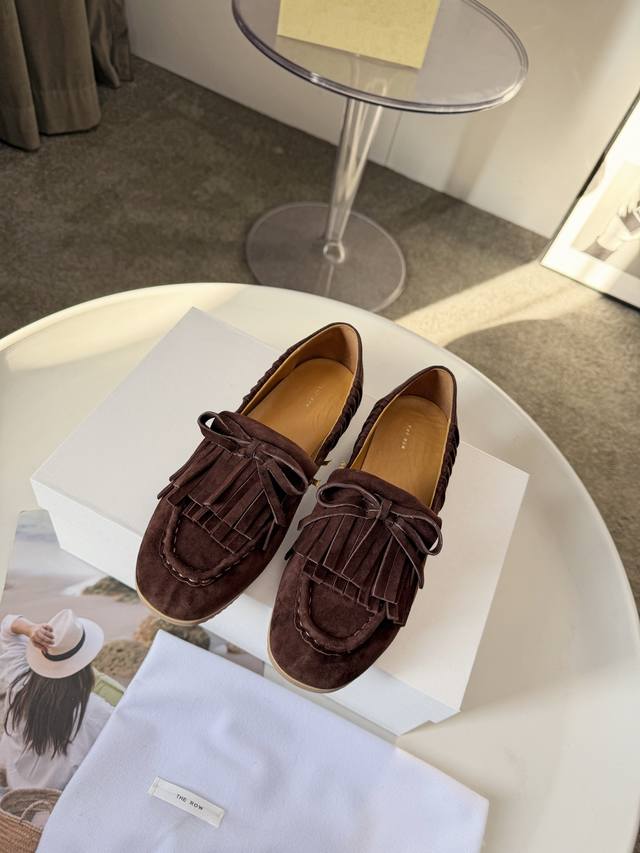 工厂p价 女装女鞋 运动原单 The Row蝴蝶结流苏一脚蹬乐福鞋 第一眼看到这个鞋子就爱上了，看着不起眼但却让人越看越喜欢，简单又高级，带点复古味随意搭配都好