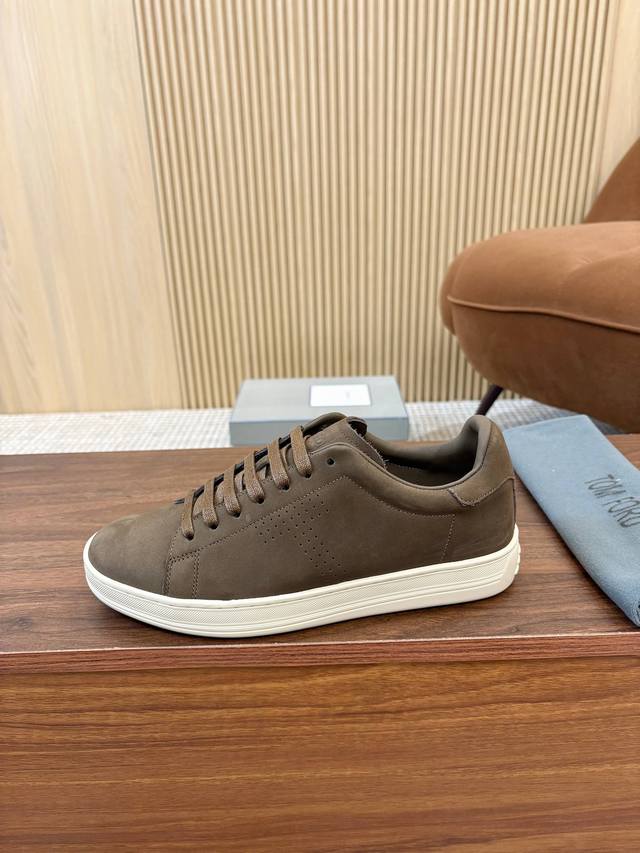 工厂p价 女装女鞋 运动原单 Tom Ford汤姆福特经典款上新了，一款永不过时的Tom Ford男士二染磨砂皮，低帮系带开合平底圆头鞋，橡胶大底牛皮内里，上脚