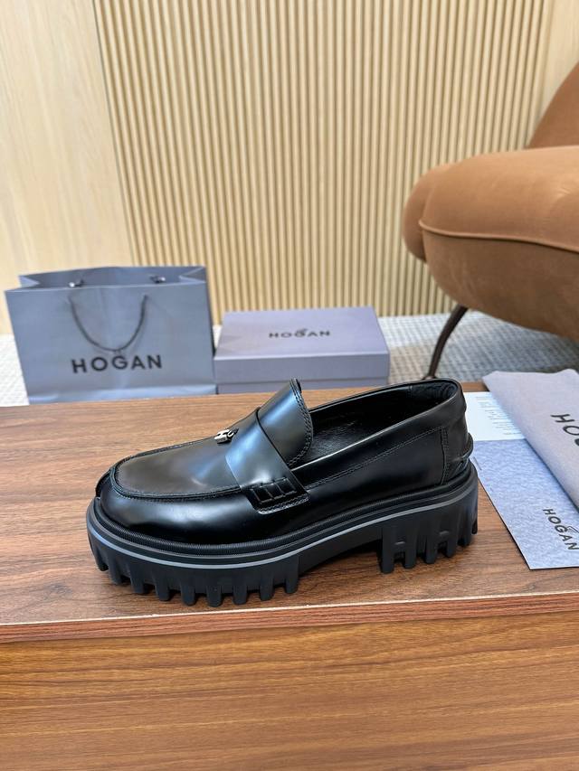 工厂p价 女装女鞋 运动原单 Hogan H700系列 采用个性的厚底设计，蒋醒目的H标志嵌入标志性H-Stripes鞋底，学院风乐福鞋以丝绒般的翻绒皮制成，饰