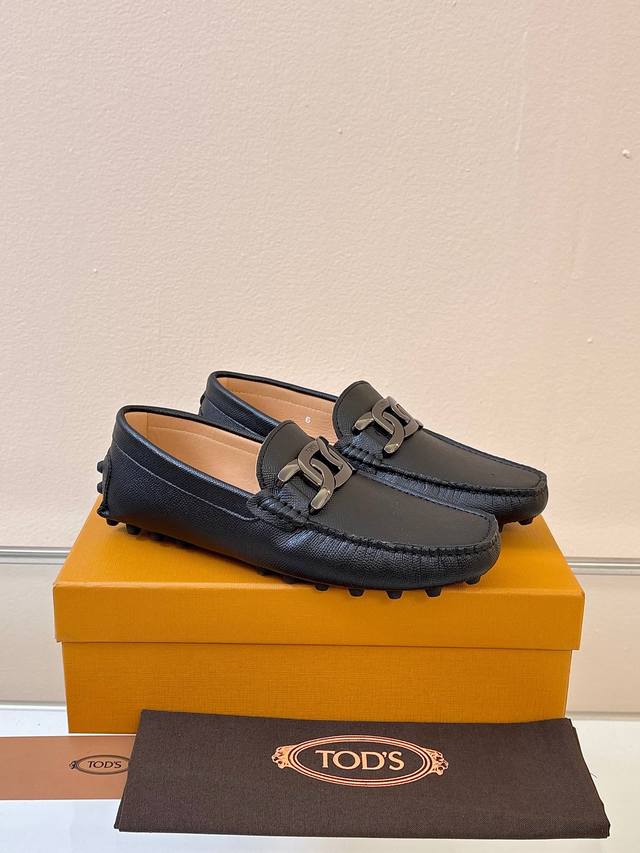 出厂价p 实价 Tods 高版本男士豆豆鞋，高端品质 超轻潮鞋，今年最新火爆上新豆豆鞋。专柜同步1：1复制！单独开模，楦形无比媲美！精选春夏豆豆鞋系列。内里头层