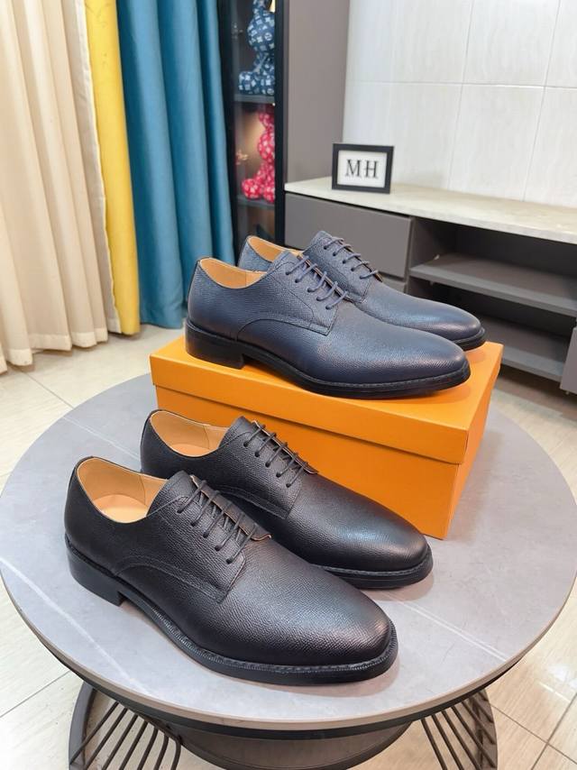 出厂价p 牛里 Lv 官网同步，鞋面采用意大利进口鞋面牛皮十字压纹舒适的牛皮内里，时尚气息，独特品牌独特工艺。彰显了新一年度的爆款风格。别再犹豫，别再徘徊，您也