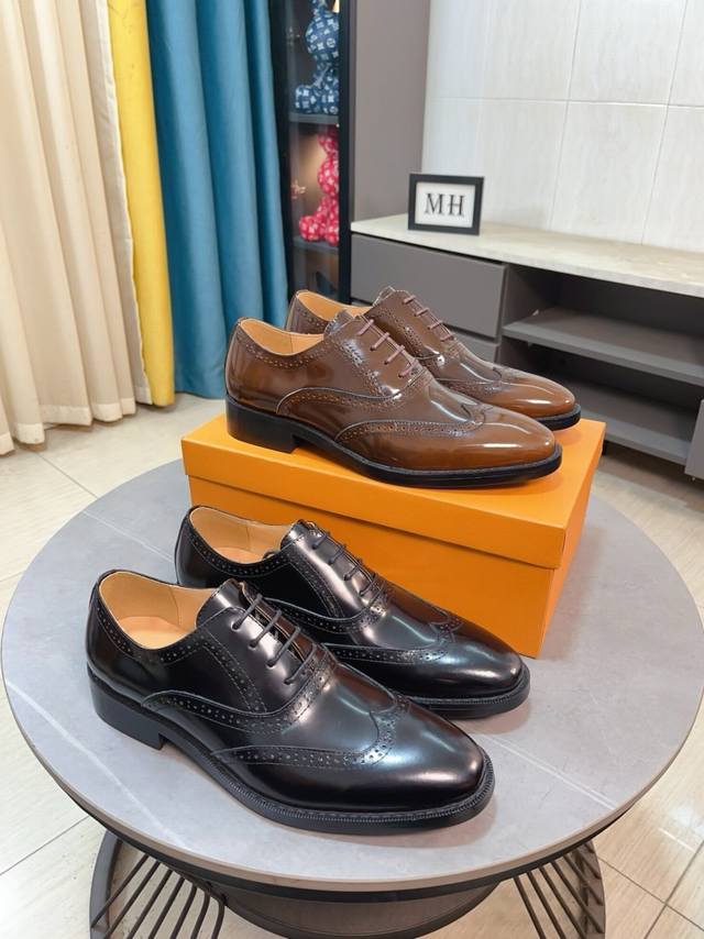 出厂价p 牛里 Lv 路易威登新款开边猪皮鞋最火爆的经典之做。官网同步，鞋面采用意大利进口鞋面开边珠舒适的牛皮内里，时尚气息，独特品牌独特工艺。彰显了新一年度的