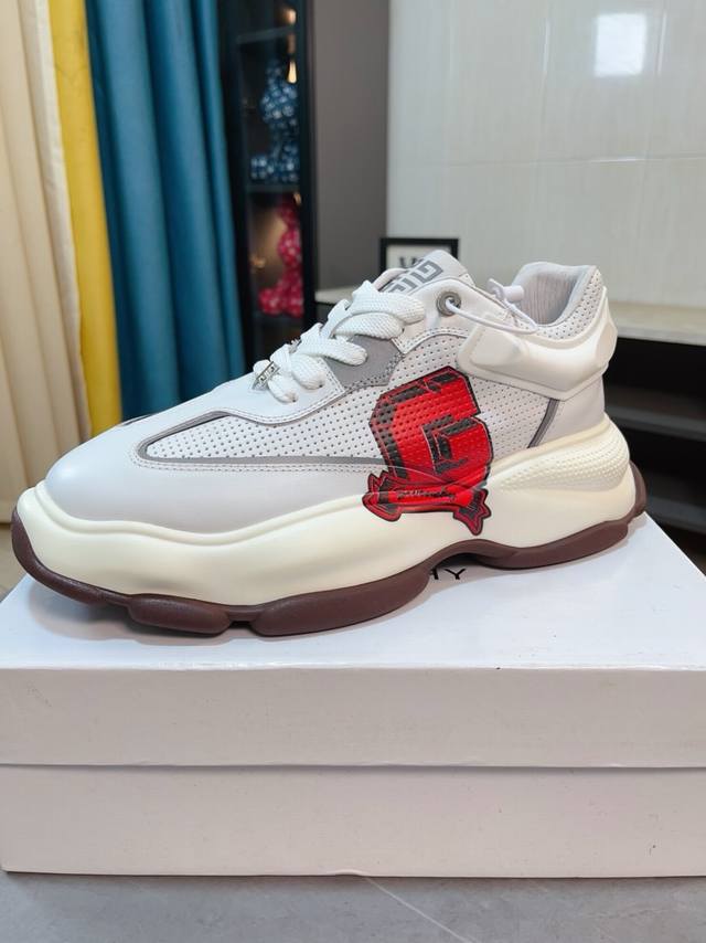 出厂价p Givenchy 纪梵希 高端版本 专柜同步发售鞋面：意大利进口品牌Logo印花布匹 尽显奢华，羊皮内里加上双层组合，脚感舒适，鞋底：原厂特供气垫Tu