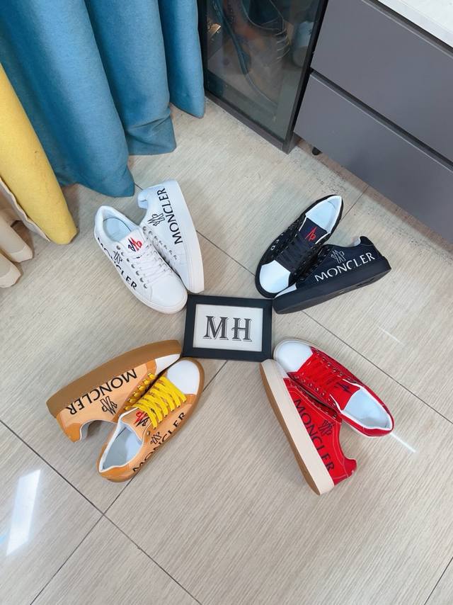 出厂价p Moncler 蒙口、官网同款 高品质男鞋 材料：牛皮布料拼接 真皮透气内里真皮鞋垫 原版开模防滑大底款式类型：男士休闲运动鞋 系带款男鞋系列 欧美潮