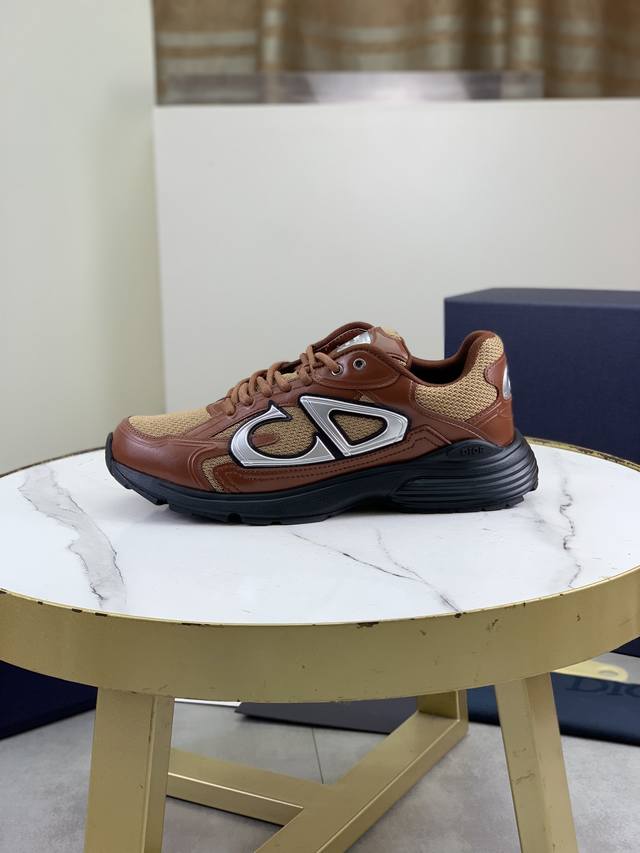工厂p价p 顶级品质 Dior迪奥男款 B30升级版 低帮运动鞋联名系列 本季全新推出的这款B30低帮运动鞋是该系列的旗舰款式之一。采用牛皮鞋面拼接网眼织物和白