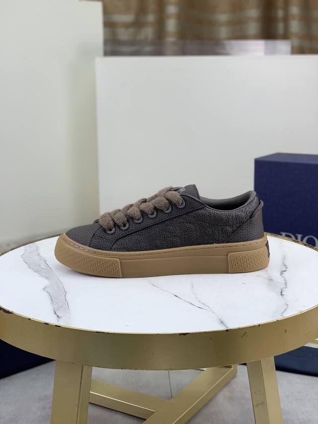 工厂p价p 顶级版本 Dior迪奥 B33情侣款运动鞋 白色光滑牛皮和 Oblique 印花鞋面 2026新款，全新演绎经典的网球鞋，时尚廓形突显厚重质感。采用