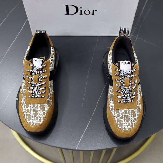 出厂价pp： 品牌：迪奥Dior 标准码：38-44 45订做 等级：官网同款 材料：原厂牛皮材料拼接品牌布匹 舒适透气内里 轻便耐磨运动大底 款式类别：男士时