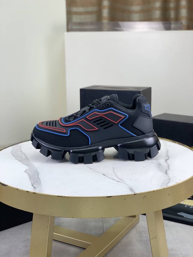 工厂p价p 顶级版本 prada 普拉达 暗黑 朋克 马丁 摇滚 坦克 机甲硬核狂战鞋 百年品牌，独具一格的硬核设计进入大众视野，以坦克元素作为鞋底设计，颠覆成