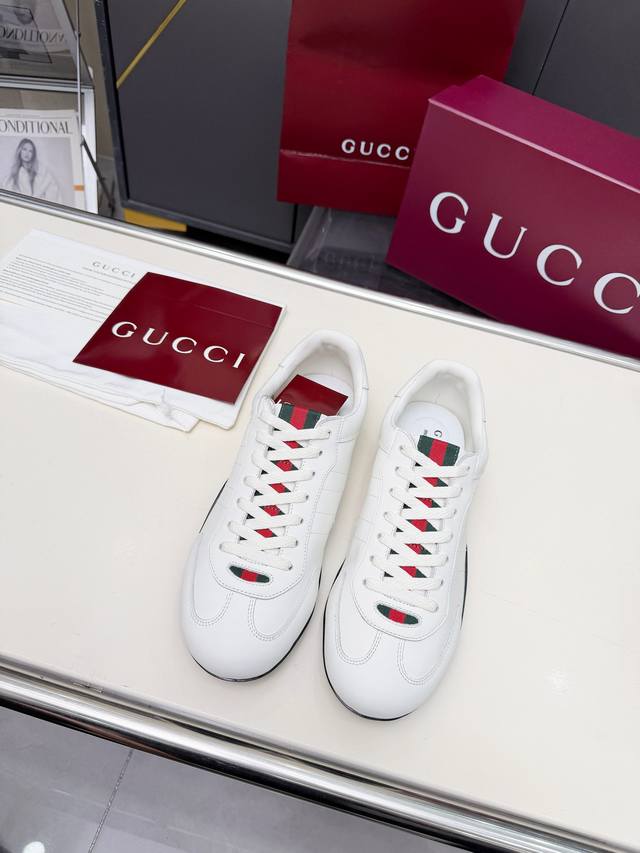 实价 Gucci 新款情侣Shift四季运动鞋 轻盈设计焕新诠释运动风尚，利落廓形更添自在本色，点缀条纹织带，行动间彰显精致质感，鞋型设计简约复古，上脚轻便百搭