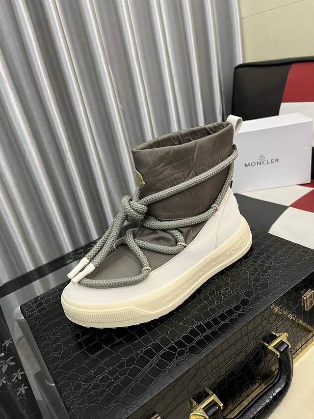 出厂价pp： Moncler蒙口Compas男款高邦鞋 设有醒目的拉链细节，橡胶Tpu鞋底面整体点缀注塑Moncler徽标。兼备创新、功能性与图形细节于一体，鞋