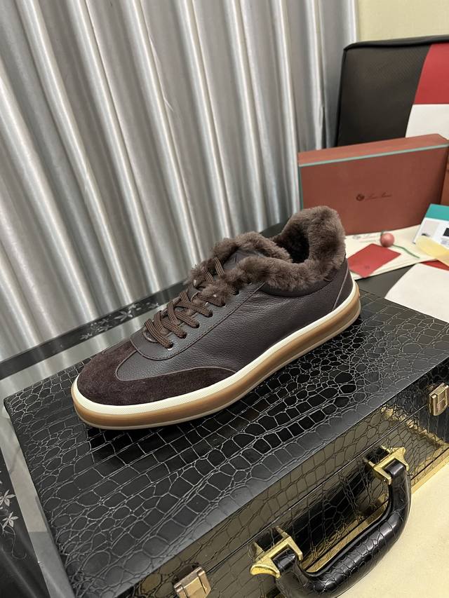 出厂价pp： Loropiana 诺悠翩雅 男士秋冬新款羊毛鞋 莞产原材料猛货！这款休闲鞋以采用进口小牛皮拼接制成，全羊毛内里和鞋垫营造超凡舒适保暖的穿着体验。