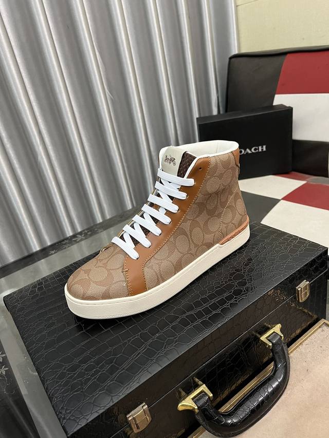 出厂价pp： Coach蔻驰独家新款男士低帮休闲系带板鞋，休闲时尚百搭款,四季可穿！！板鞋可以说是每年最流行的一款鞋了，适合现在年轻人的潮流选择，这款休闲男鞋采