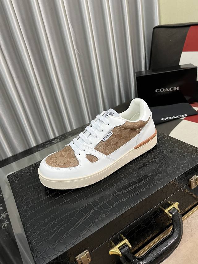 出厂价pp： Coach蔻驰独家新款男士低帮休闲系带板鞋，休闲时尚百搭款,四季可穿！！板鞋可以说是每年最流行的一款鞋了，适合现在年轻人的潮流选择，这款休闲男鞋采