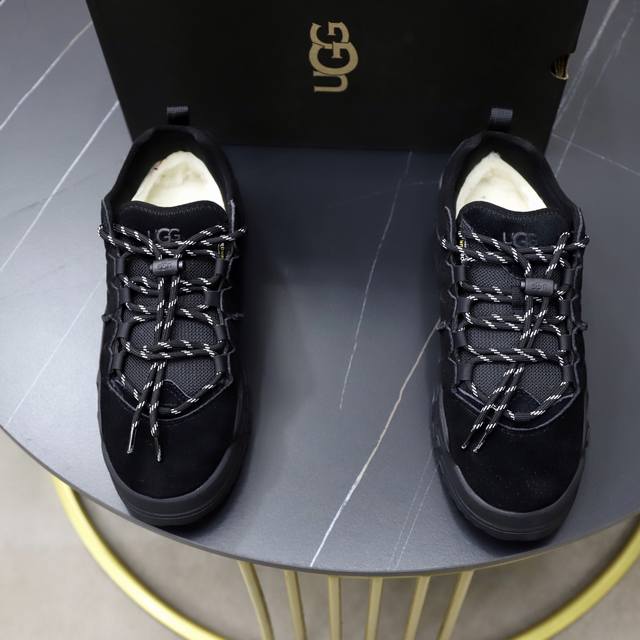 出厂价pp： 情侣款登山鞋 Ugg短筒雪地靴 秋冬阿哥新款系列 多色可选 原始可爱的外观，皮毛一体100%原版搭配单毛线 非常的珍贵费时 进口羊毛皮毛一体 保暖