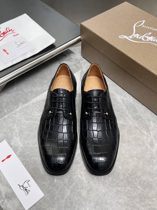 Cl 新品男士正装鞋德比鞋鞋 Christia* Loubouti* 红底鞋 红底奢雅，重塑休闲正装的格调边界 在材质选择上极尽创新，通过不同材质的碰撞营造层次