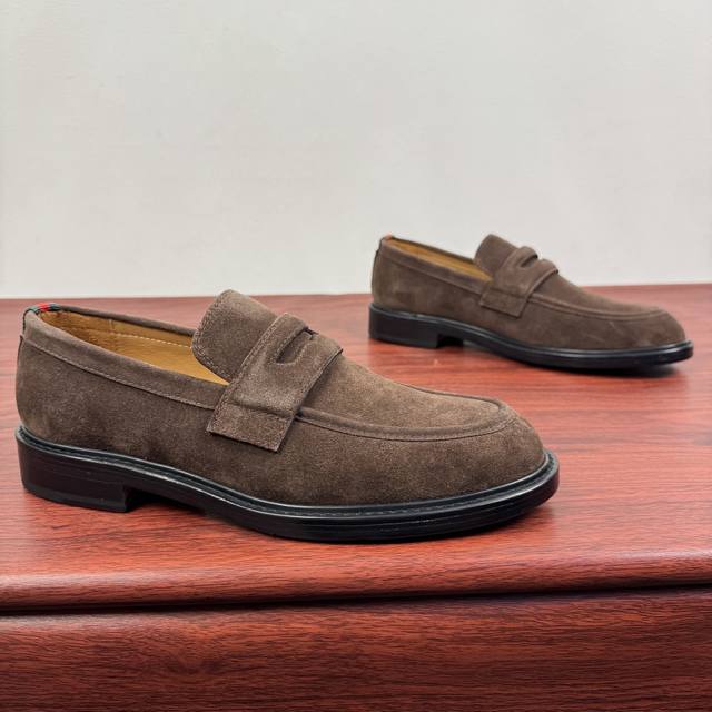 Gucci 古驰 新款男士纯色皮革乐福鞋！ 这款优雅乐福鞋采用柔软绒面牛皮革制成 两重风格可选。鞋面搭配真皮扣带装饰 增添低调而别致的标识图案元素 简约风格设计