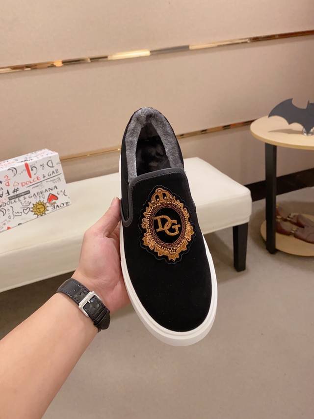 工厂p价 新款来袭 Dg 今年最火的小怪兽款，相较旧款更潮更抢眼，让本来就搞怪的鞋子显得更生动像刺猬一样，今年你有一只小怪兽吗？潮人必备！鞋面:采用高档牛反绒，