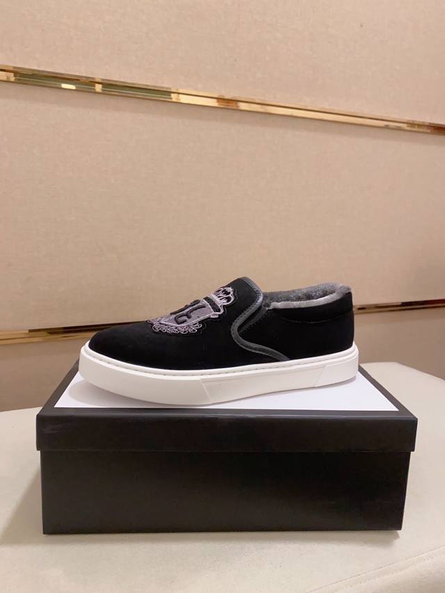 工厂p价 新款来袭Gucci 古奇 今年最火新款，相较旧款更潮更抢眼，让本来就搞怪的鞋子显得更生动像刺猬一样，今年你有一只小怪兽吗？潮人必备！鞋面:采用高档牛反