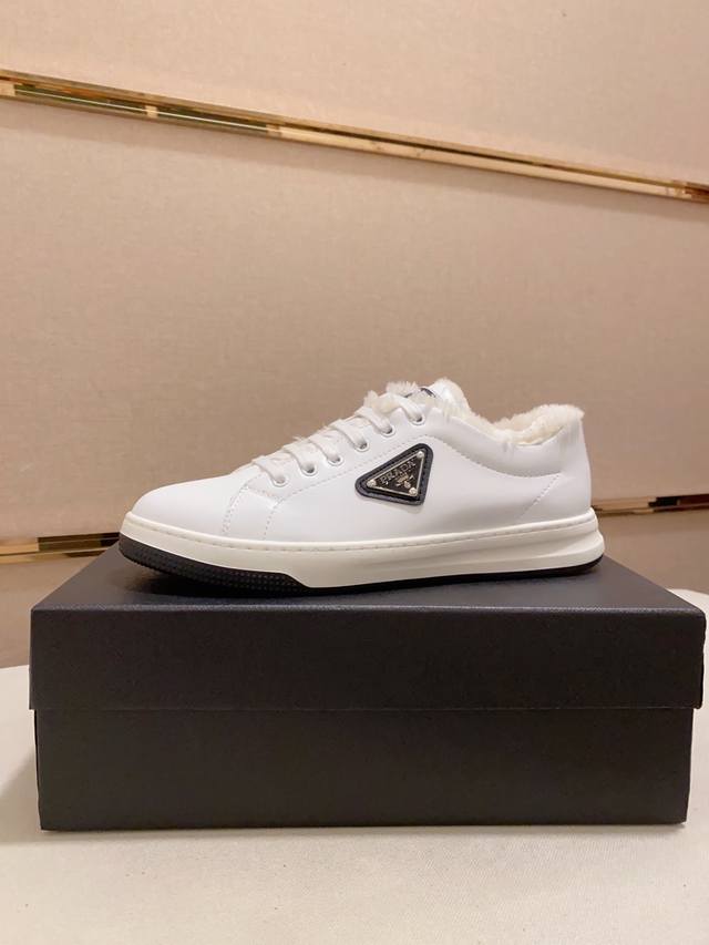 出厂价p 普拉达 官网同步最新款鞋面采用进口胎牛皮，绒毛内里，橡胶大底，顶级手工一针一线做工精细绝对满足那些追求高奢品质的完美主义型男 38 44码大量现货。