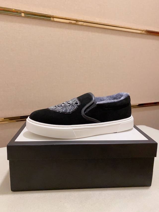 工厂p价 新款来袭Gucci 古奇 今年最火新款，相较旧款更潮更抢眼，让本来就搞怪的鞋子显得更生动像刺猬一样，今年你有一只小怪兽吗？潮人必备！鞋面:采用高档牛反