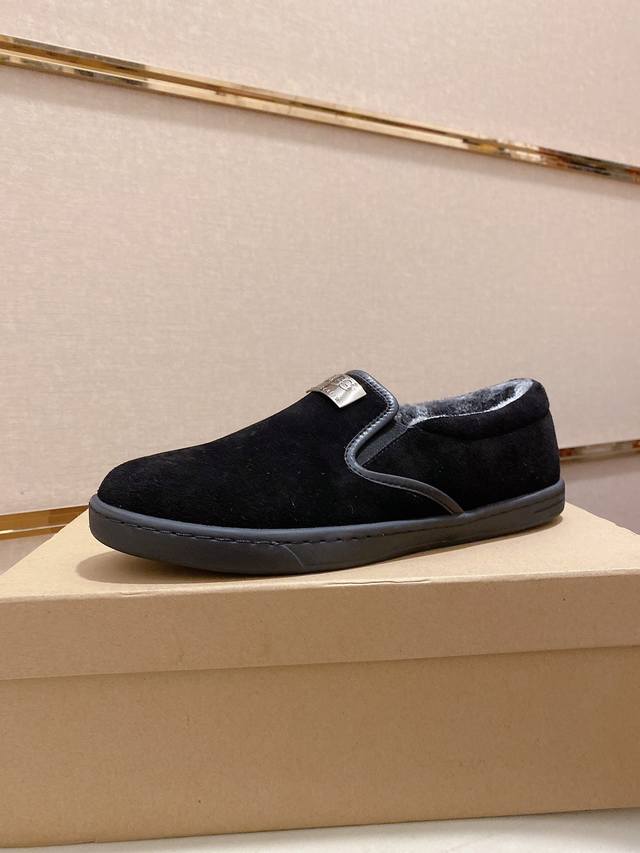 工厂p价 Ugg最新款 1：1品质，面料:欧洲进口牛皮高端品质牛反绒，内里:绒毛内里，高端货，做工精细，潮流时尚。上脚非常上档次。懂货的您一定无法拒绝码数: 3