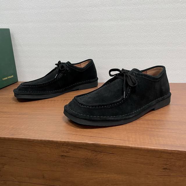 Bottega Veneta 男士Daddy系带鞋 这款系带鞋采用柔软牛反绒皮革打造，触感柔软，绒面细腻，透气性好，经典低帮系带+方头设计，复古又时髦。天然绉片