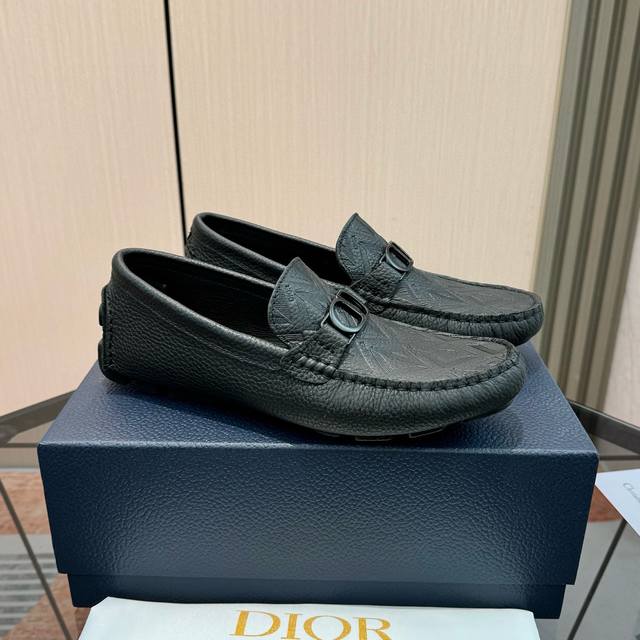 工厂p价 牛里 迪奥豆豆鞋 独家新款 官网新款 鞋面以上乘的顶级进口小牛改色细腻的手感 流淌奢华的质感 为精致男士量身制作 铸就高贵气场 细致、流畅的线条 牛皮