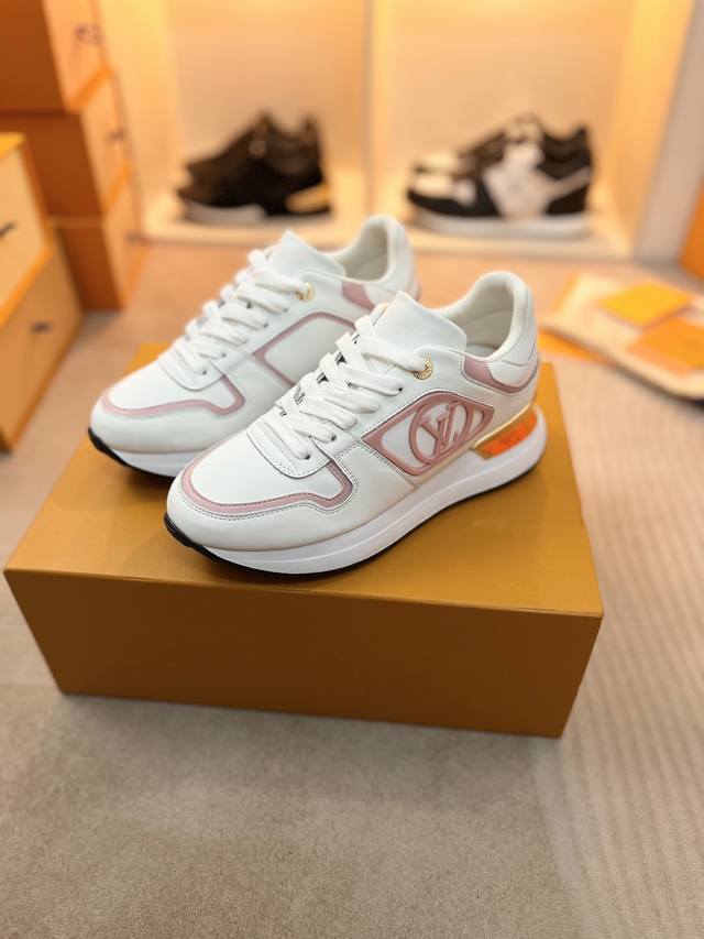 出厂价pp： 。Louis Vuitton Neo Run Away系列，路易威登汲取经典跑鞋的设计精髓，Neo Run Away运动鞋以双色牛皮革升级品牌经典
