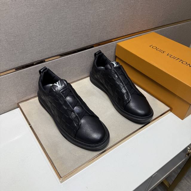 出厂价pp Lv～ 男士休闲鞋 2025Z柜同步发售 码数:38-44# 2个颜色鞋面选用多材质拼接真皮内里，舒适透气，鞋底：原版舒适耐磨大底，实物拍摄实物更赞