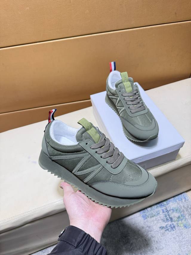 蒙口 顶级代购男士2025 Hk专柜同步发售。鞋底：原厂特供原版底，独家活动底超级舒适，原厂跟单货，高品质多色拼接设计做工精致细腻，独一无二， 丝绸面料，牛皮里