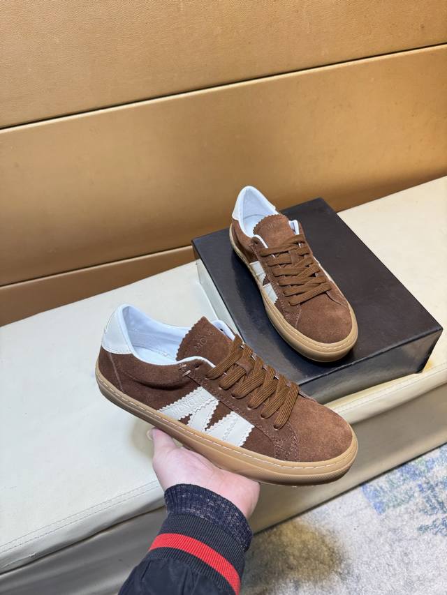 蒙口 顶级代购男士2025Hk专柜同步发售。鞋底：原厂特供原版底，独家活动底超级舒适，原厂跟单货，高品质多色拼接设计做工精致细腻，独一无二， 丝绸面料，牛皮里细