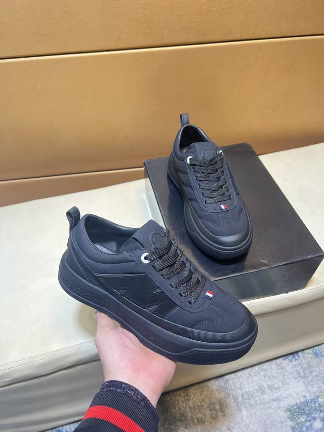 蒙口 原单品质.～ 独特现代风运动鞋。休闲鞋潮男必备款 意大利进口原版品牌，进口原版飞织羊皮垫脚 拒绝脱色磨脚 鞋底：原厂特供原版底，法国懒人风格设计 贴脚 在