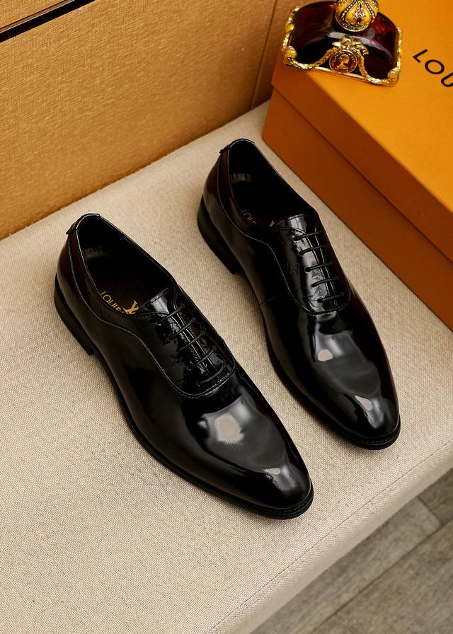 商品商标：Louis Vuitton 路易威登 商务皮鞋 正码码数: 39-44 38.45.46订制 商品材料：精选 进口头层开边珠牛皮鞋面，进口头层牛皮内里