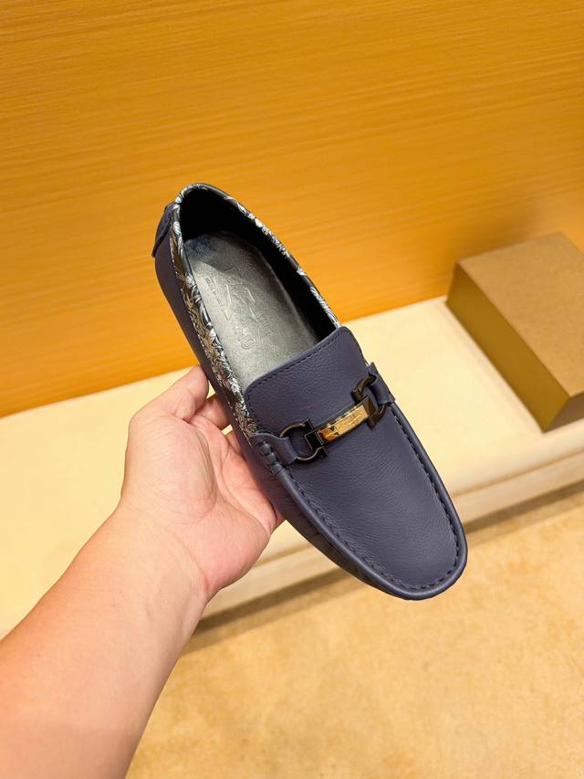 实价，牛里真材实料， 菲拉格慕 官网新款+爆款，意大利名模贵族们爆款，菲拉格慕时尚界的佼佼者，无可超越，市场高品质精品高端豆豆男鞋。明星同款，原单，采用进口原版