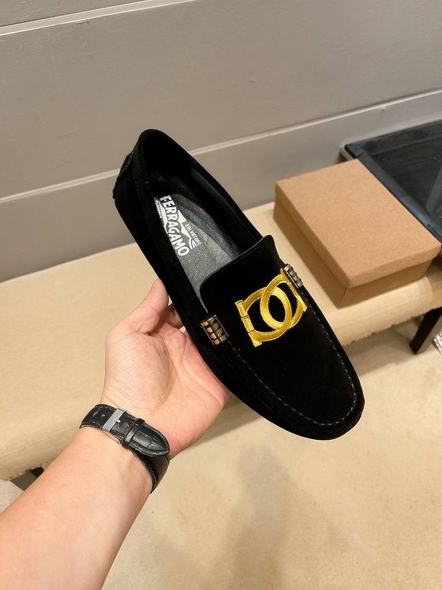 实价 ，菲拉格慕官网新款+爆款，鞋面头层意大利原版刺绣磨砂牛皮，头层内里吸汗头层牛皮里真材实料，原版进口耐磨橡胶底，官网出品，男士心备佳品,廓形简洁利落，采用精