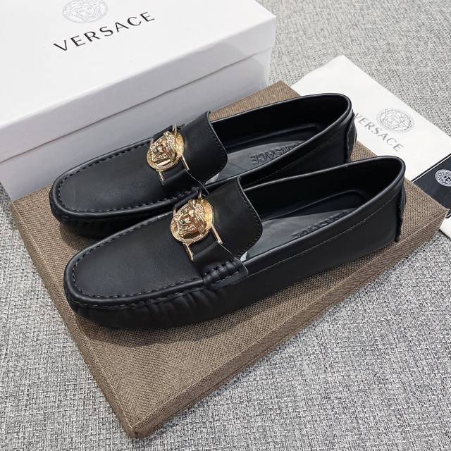 实价，范思哲官网旗舰店新款，鞋面原版牛皮+性感美灶莎头像，男士的最爱，舒适透气牛里 真材实料 ，原版进口耐磨橡胶底， 采用精湛工艺，鞋面好看奢华，男士心备佳品，