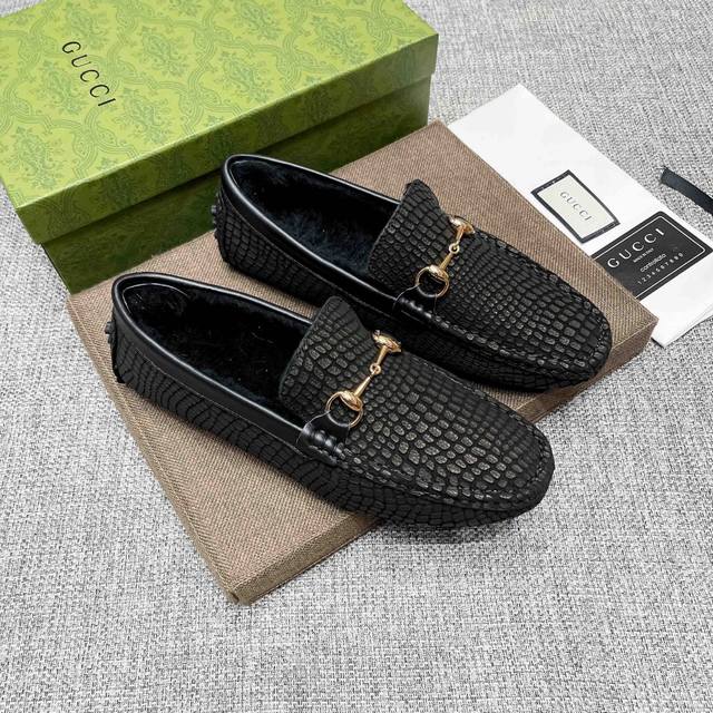 实价 Gucci 古驰官网旗舰店新款真绵羊毛内里，穿着舒适暖和，这个冬天不寒冷，意大利名模贵族们爆款，古驰时尚界的佼佼者，无可超越，明星同款，原单正品，采用进口