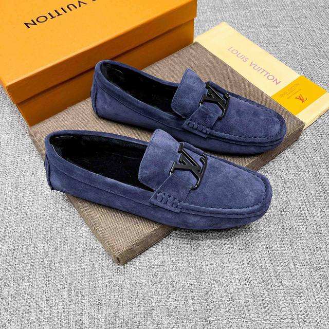 实价 Lv 路易威登官网旗舰店新款真绵羊毛内里，穿着舒适暖和，这个冬天不寒冷，意大利名模贵族们爆款，Lv时尚界的佼佼者，无可超越，明星同款，原单正品，采用进口原