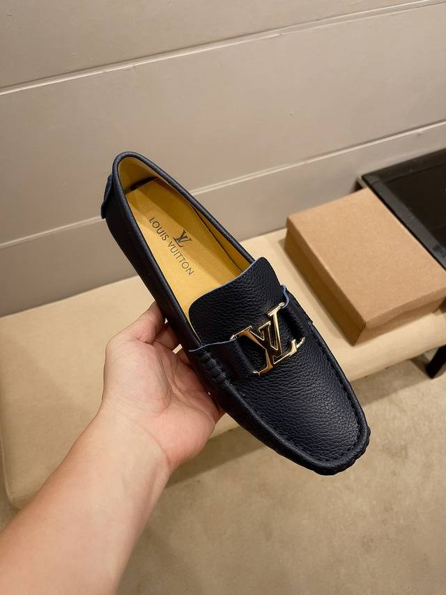 Lv官方旗舰店新款， 牛皮里 二颜色黑色，兰色，Lv1921年创立于佛罗伦萨，是全球奢侈品品牌之一，其独特的创意和革新风靡全球 永恒而经典，一直以来深受明星们的