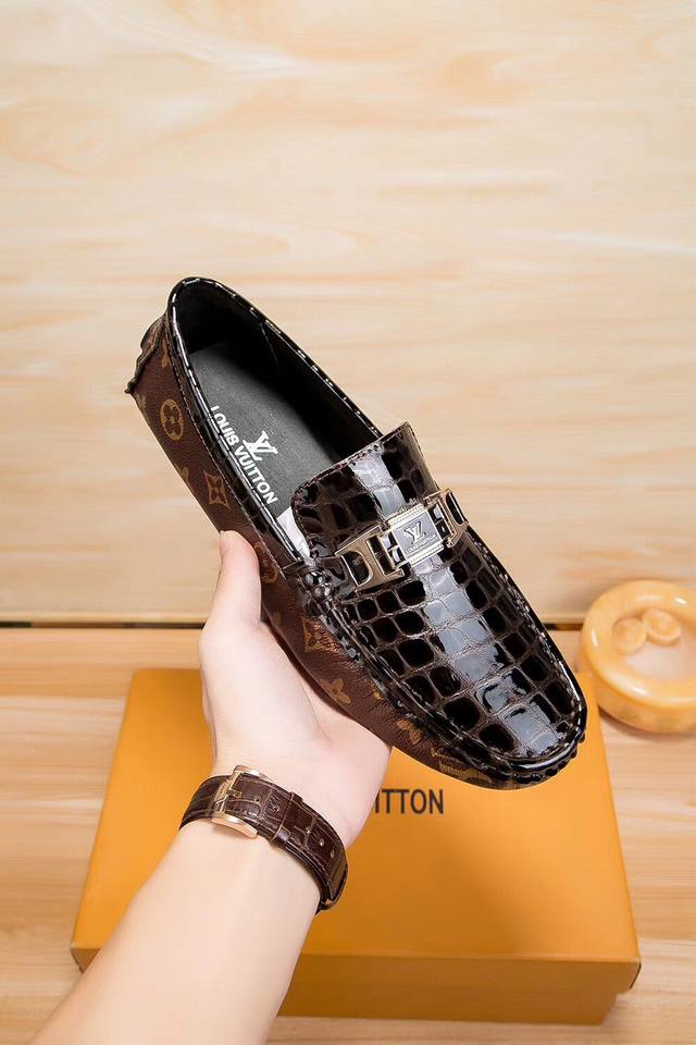 实价 ，Lv意大利官方区域款四季版全球第一批首发男士商务休闲套脚豆豆鞋官方新款独一无二，鞋面采用优质意大利进口原版头层牛皮，头层透气牛皮内里真材实料，舒适。鞋底