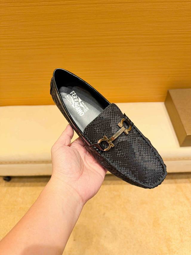 实价，牛里真材实料， 菲拉格慕 官网新款+爆款，意大利名模贵族们爆款，菲拉格慕时尚界的佼佼者，无可超越，市场高品质精品高端豆豆男鞋。明星同款，原单，采用进口原版