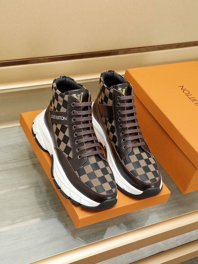 工厂p Loui* Vuitto* 爆款男士休闲鞋 代购级别品质，鞋面由原版材料搭配牛皮、实物超闪 时尚百搭 鞋头楦型挺而饱满，鞋底Lv原厂开模随意进出 上脚轻